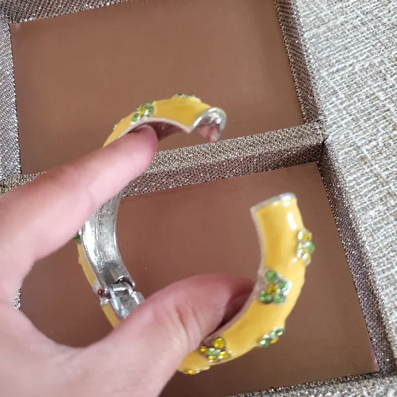 Enamel Hinge Floral Bracelet - Picture 6 of 8